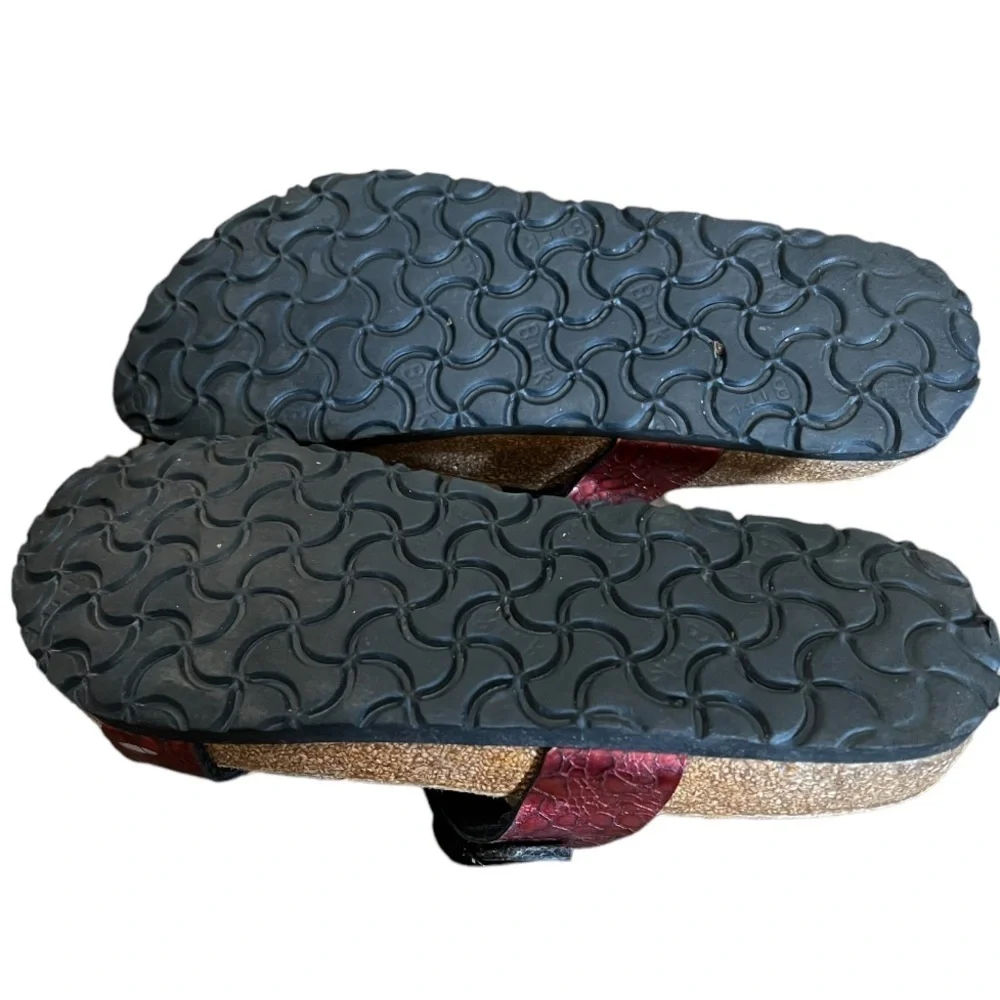 Birki’s Red Embossed Reptile Print Sandals Size 39 (L8 / M6)